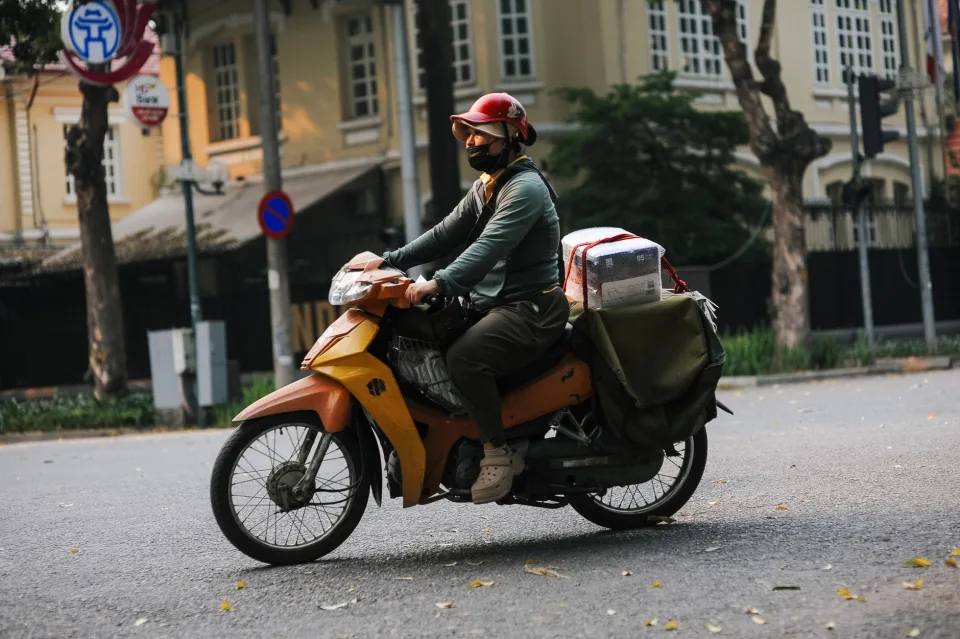 Xe trước khi giao — nội thất đã vệ sinh, bình xăng đầy — trước
