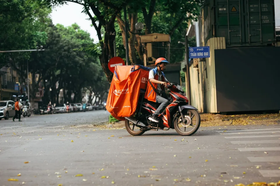Xe cũ bẩn, ghế xộc xệch — trước khi dọn